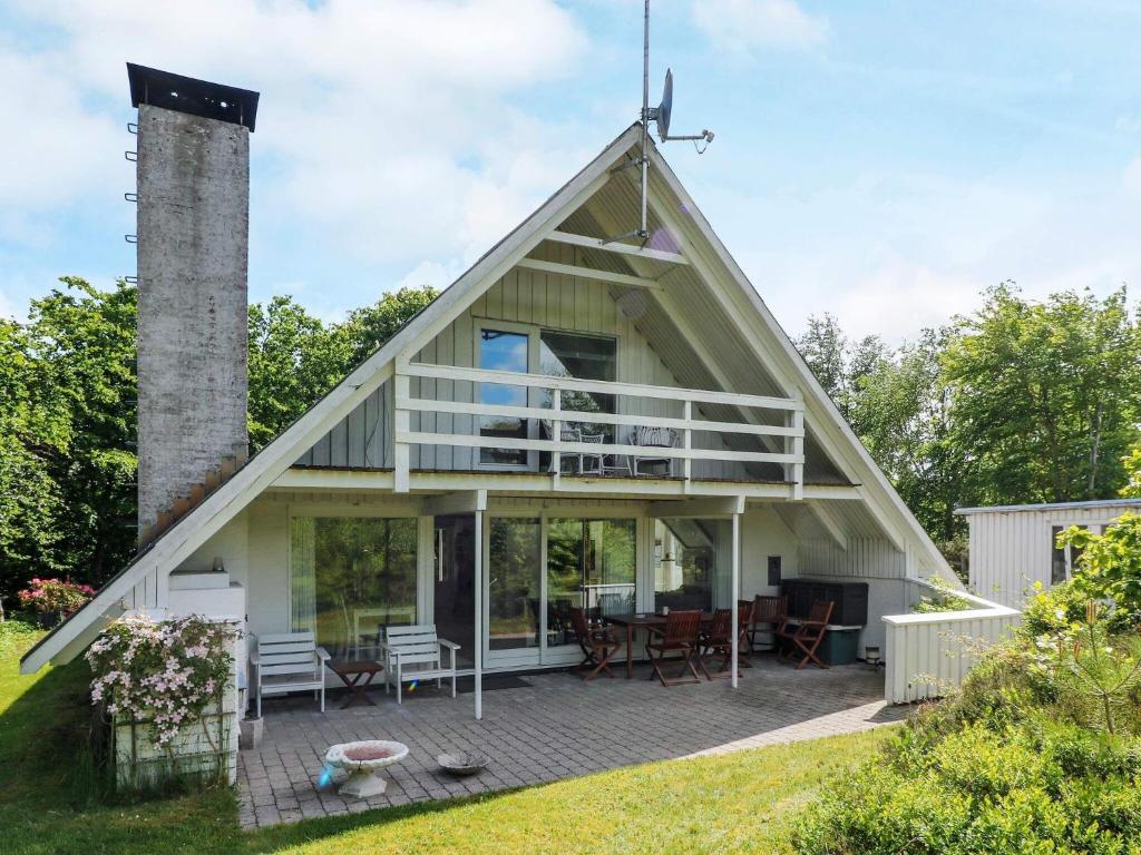 een huis met een rieten dak en een patio bij Holiday home Hadsund CXXXIII in Hadsund