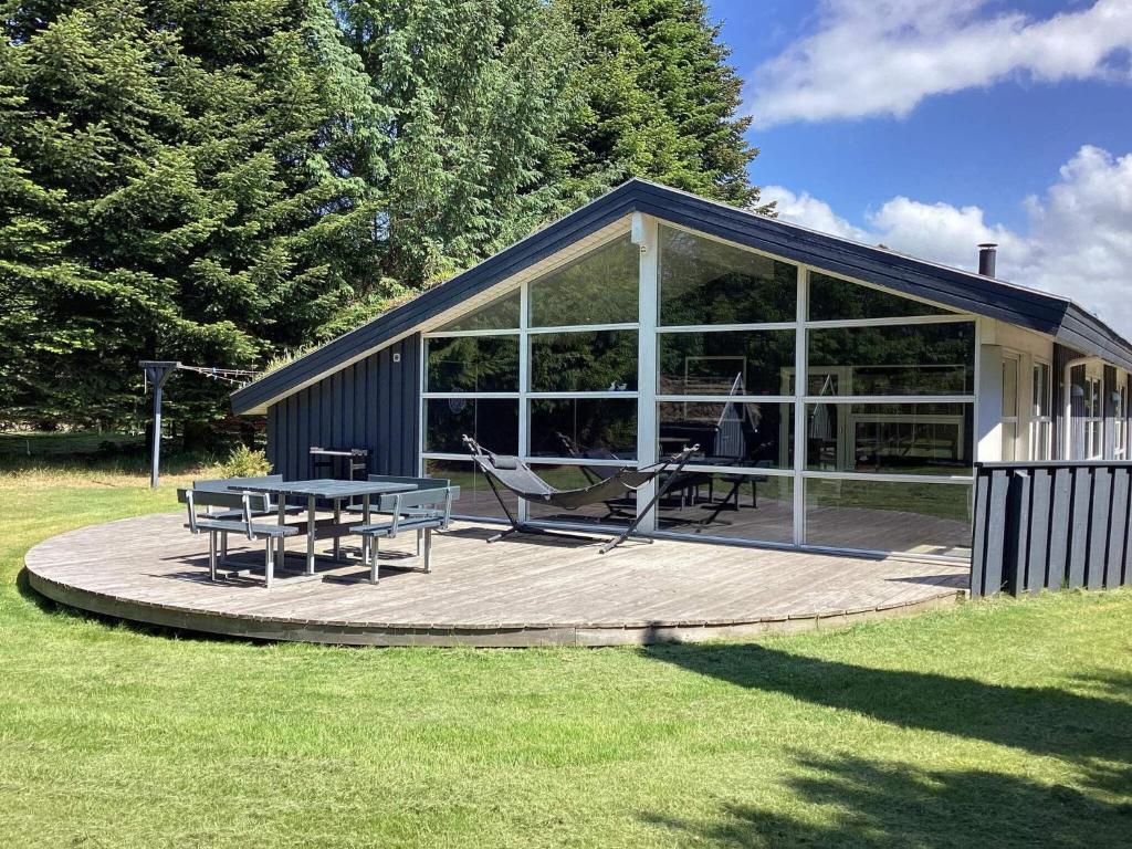 ブロックフスにある8 person holiday home in Blokhus-By Traumのデッキ(テーブル、椅子付)が備わる家