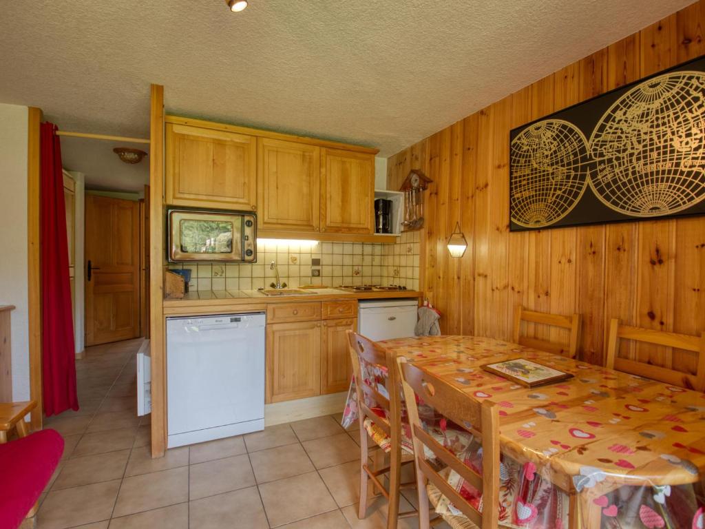 kuchnia ze stołem i krzesłami w obiekcie Appartement cosy à Morillon, proche lac Bleu, terrasse sud, 4 pers, piste ski bus, sans internet - FR-1-642-69 w mieście Morillon