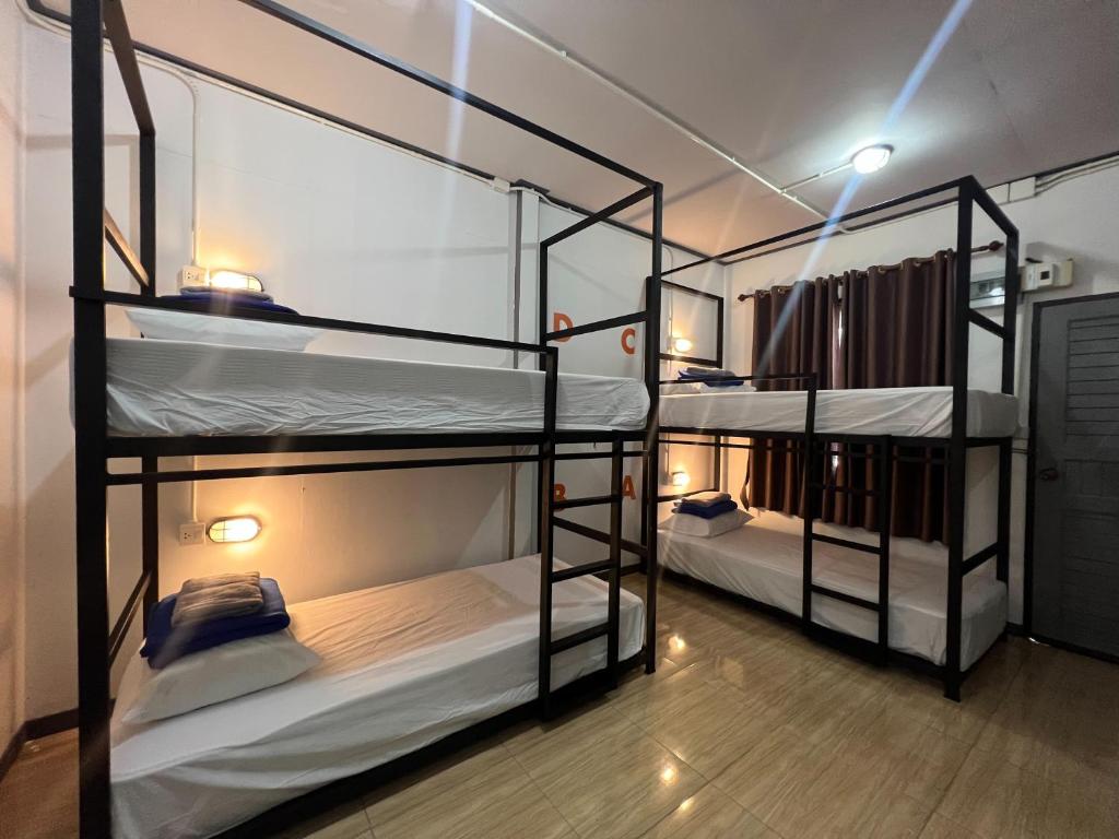 Postel nebo postele na pokoji v ubytování Revolution Hostel Pai