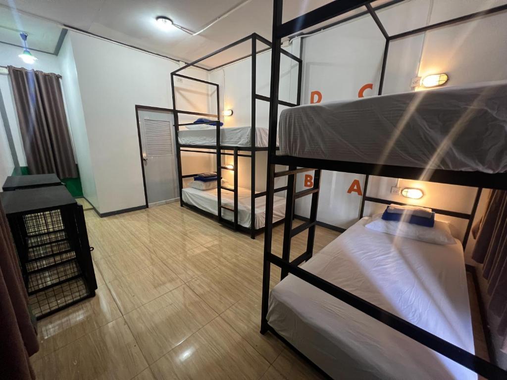 Postel nebo postele na pokoji v ubytování Revolution Hostel Pai