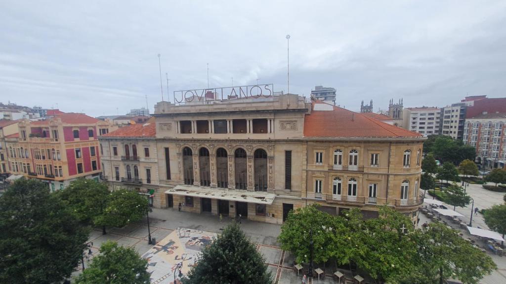 an old building with a sign on top of it at Qhawana Begoña - Pisazo con garaje, Wifi en Begoña - VUT-3633-AS in Gijón