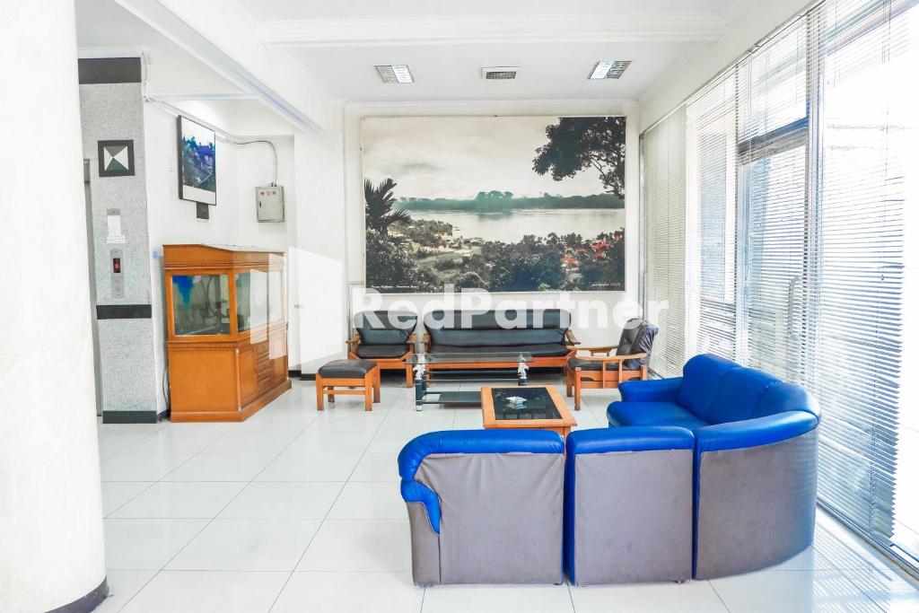 Posezení v ubytování Grand Kembar Hotel Mitra RedDoorz