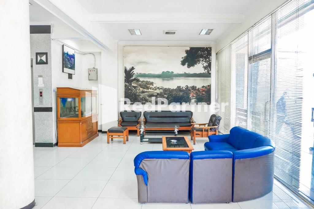 Posezení v ubytování Grand Kembar Hotel Mitra RedDoorz