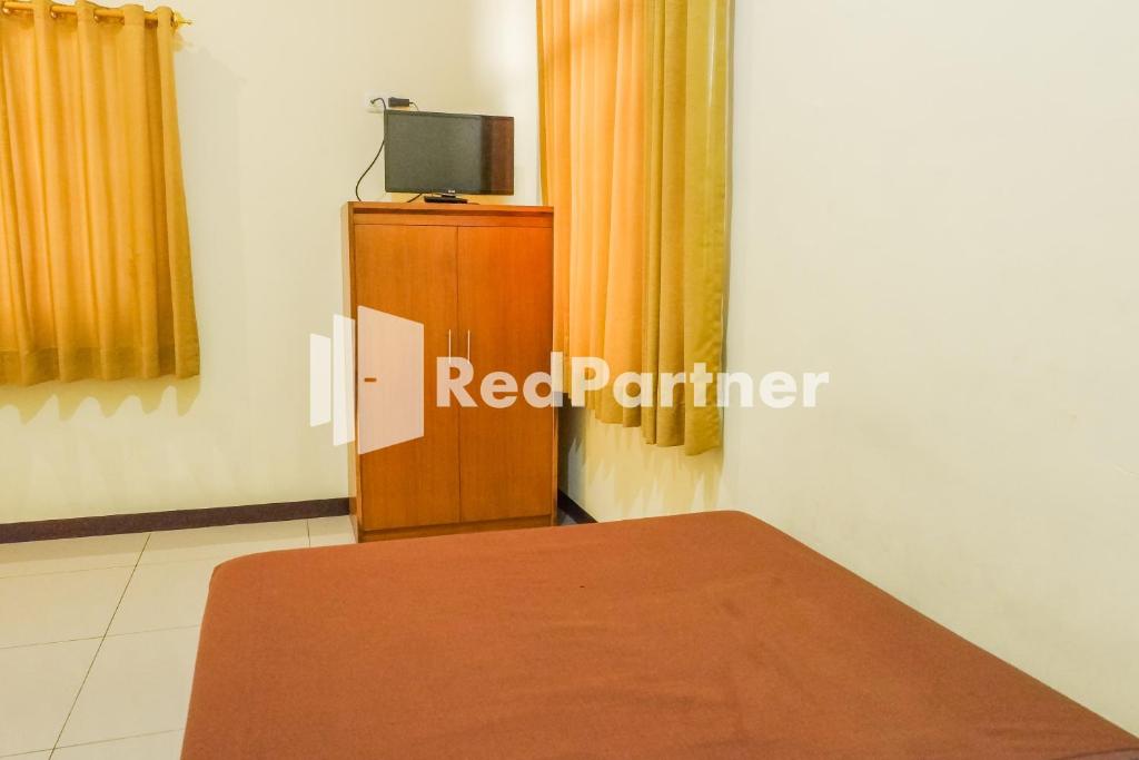 TV a/nebo společenská místnost v ubytování Grand Kembar Hotel Mitra RedDoorz