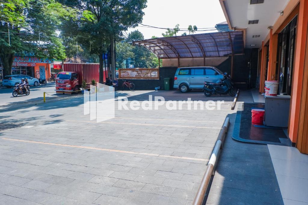 Fotografie z fotogalerie ubytování Grand Kembar Hotel Mitra RedDoorz v destinaci Bandung