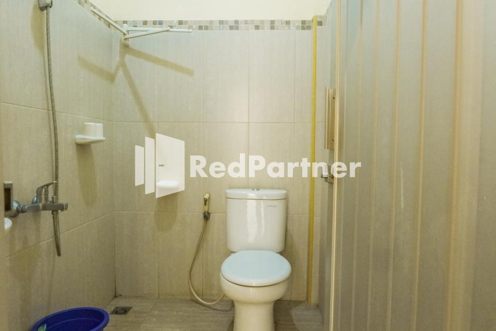 Koupelna v ubytování Grand Kembar Hotel Mitra RedDoorz