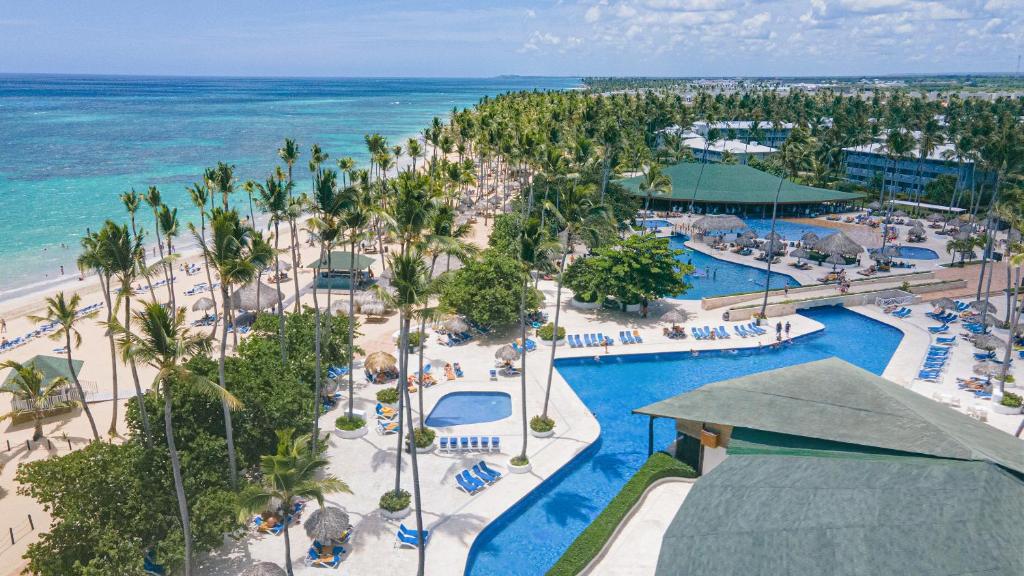 プンタ・カナにあるGrand Sirenis Punta Cana Resort & Aquagames - All Inclusiveのプールと海を望むリゾートの空からの景色を望めます。