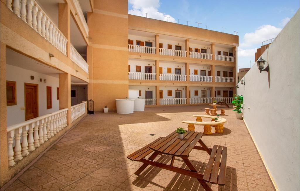 https://cf.bstatic.com/xdata/images/hotel/max1024x768/377909314.jpg?k=78556b677585be4666e7ff095644aadb659329d25f7a71ccd0108d7108dbb088&o=&hp=1