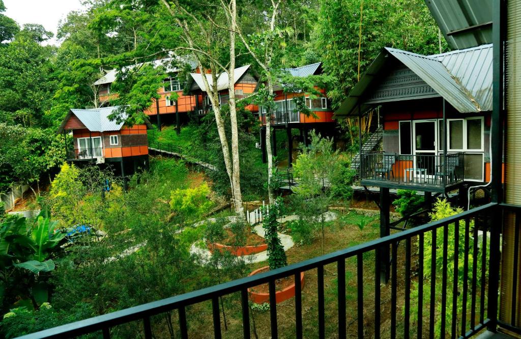 - Balcón con vistas a un grupo de casas en Santhi Hill View Resort, en Munnar