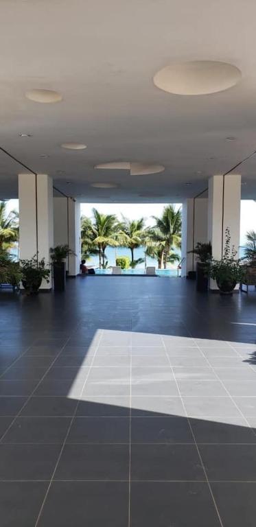 a large room with palm trees in a building at Suite de Lujo en Resort Playa Azul, Tonsupa in Tonsupa