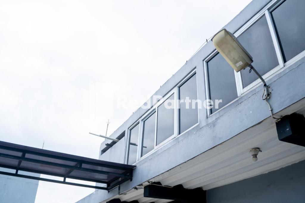 A balcony or terrace at Jabrix Hotel Mitra RedDoorz