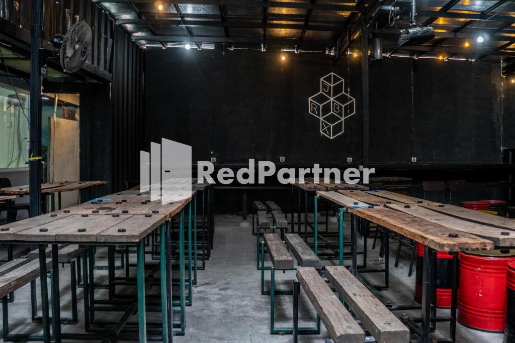 A restaurant or other place to eat at Jabrix Hotel Mitra RedDoorz