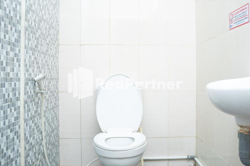 A bathroom at Jabrix Hotel Mitra RedDoorz