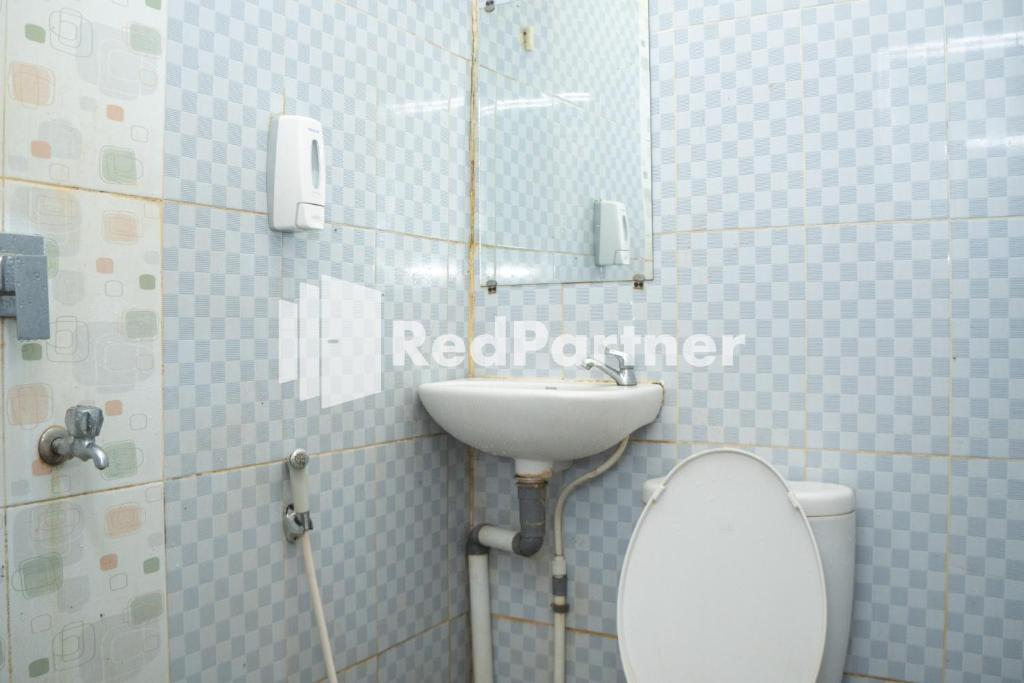 A bathroom at Jabrix Hotel Mitra RedDoorz