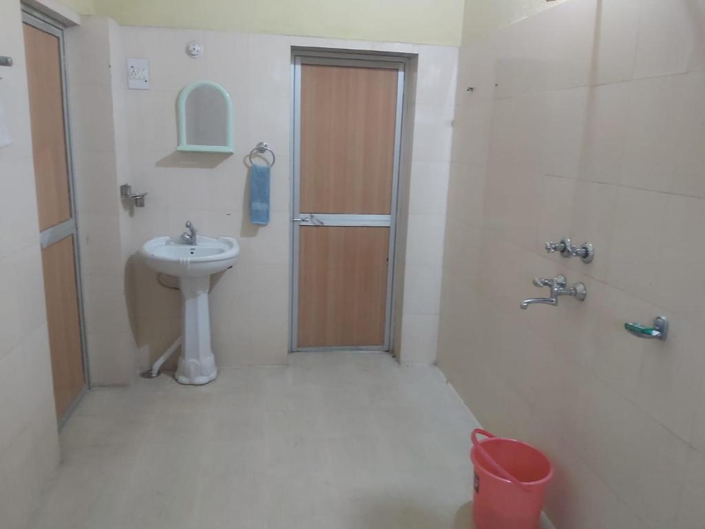 Koupelna v ubytování "Priyadarshi Villa" Free pickup in ac car from Jasidih Railway station or Deoghar Airport