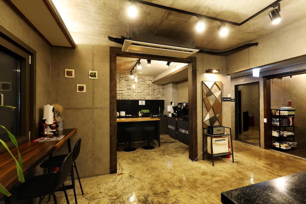 Kuchyň nebo kuchyňský kout v ubytování Cornerstone Hotel