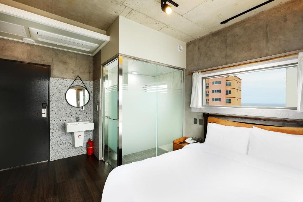 Postel nebo postele na pokoji v ubytování Cornerstone Hotel