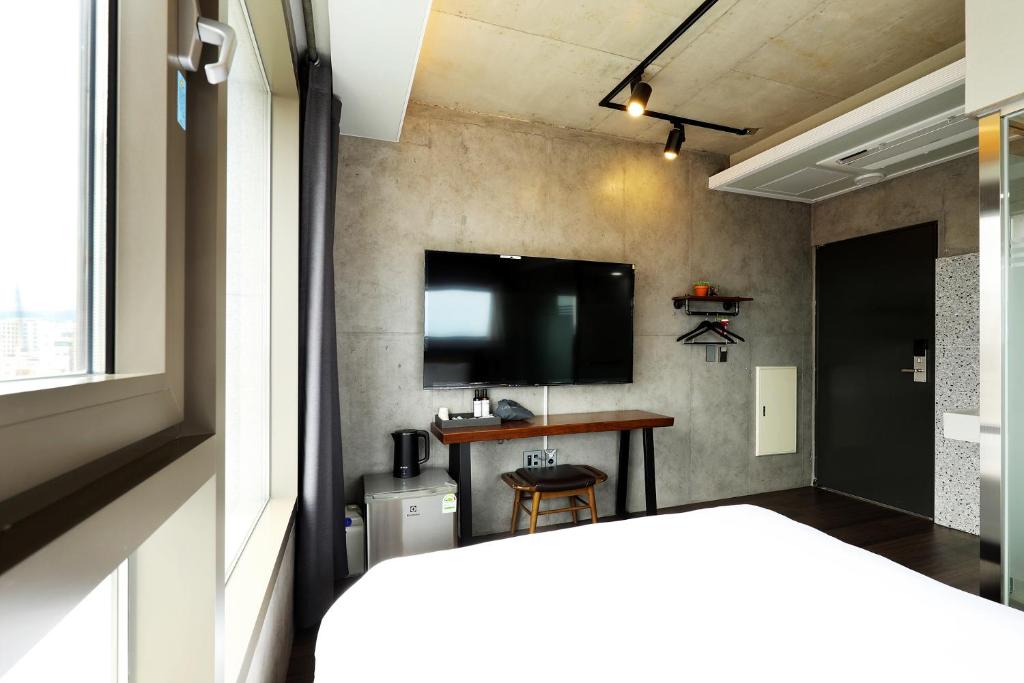 TV a/nebo společenská místnost v ubytování Cornerstone Hotel