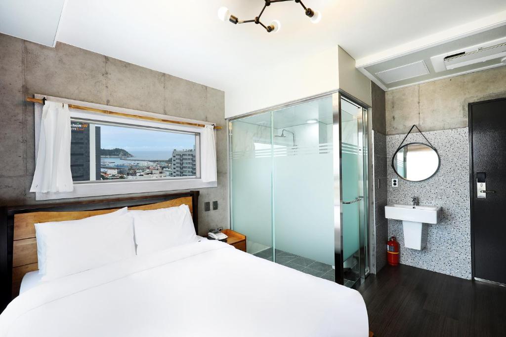 Postel nebo postele na pokoji v ubytování Cornerstone Hotel