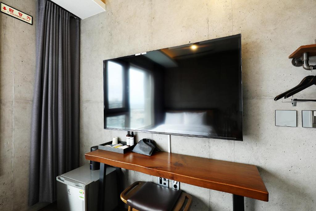 TV a/nebo společenská místnost v ubytování Cornerstone Hotel