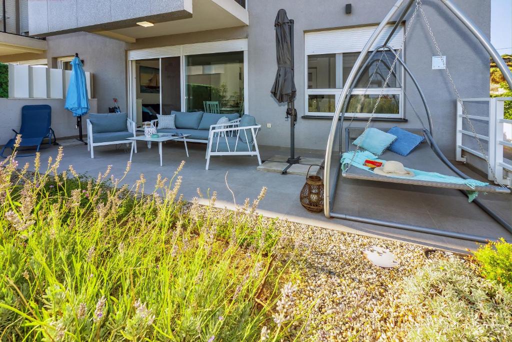Vonkajšia záhrada v ubytovaní Sea view with garden apartment Joshua