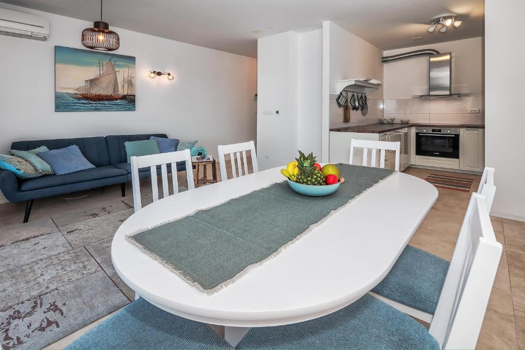 Kuchyňa alebo kuchynka v ubytovaní Sea view with garden apartment Joshua