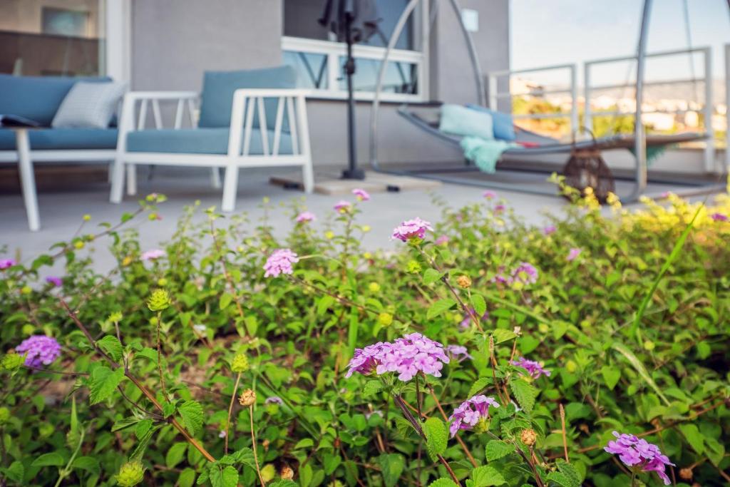 Vonkajšia záhrada v ubytovaní Sea view with garden apartment Joshua