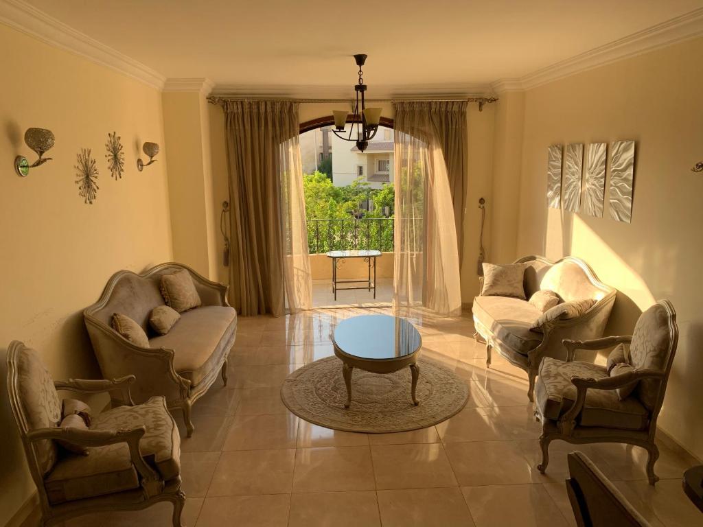 Posezení v ubytování Modern downtown Sheikh Zayed Condo