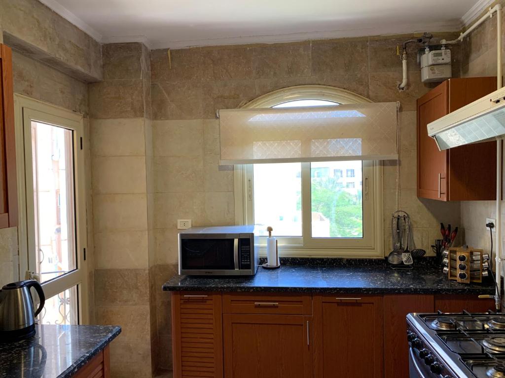 Kuchyň nebo kuchyňský kout v ubytování Modern downtown Sheikh Zayed Condo