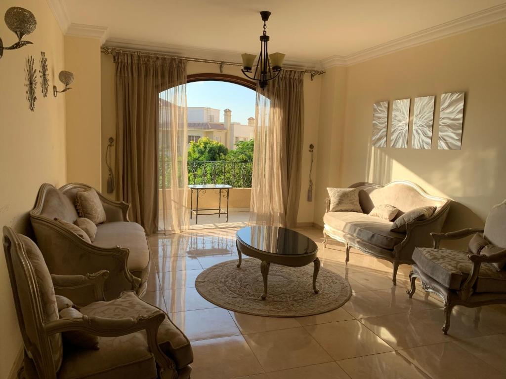 Posezení v ubytování Modern downtown Sheikh Zayed Condo