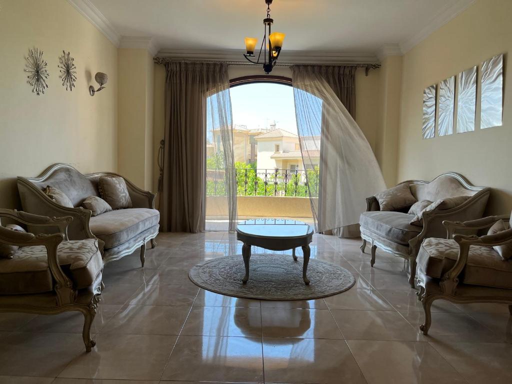 Sala de estar con 2 sofás y mesa de centro en Modern downtown Sheikh Zayed Condo en Sheikh Zayed
