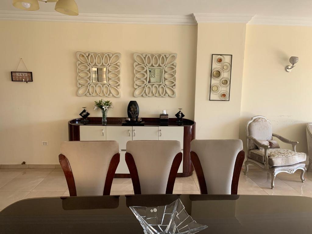 Posezení v ubytování Modern downtown Sheikh Zayed Condo
