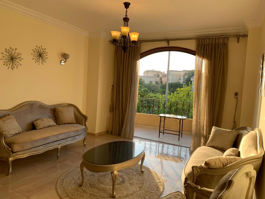 Posezení v ubytování Modern downtown Sheikh Zayed Condo
