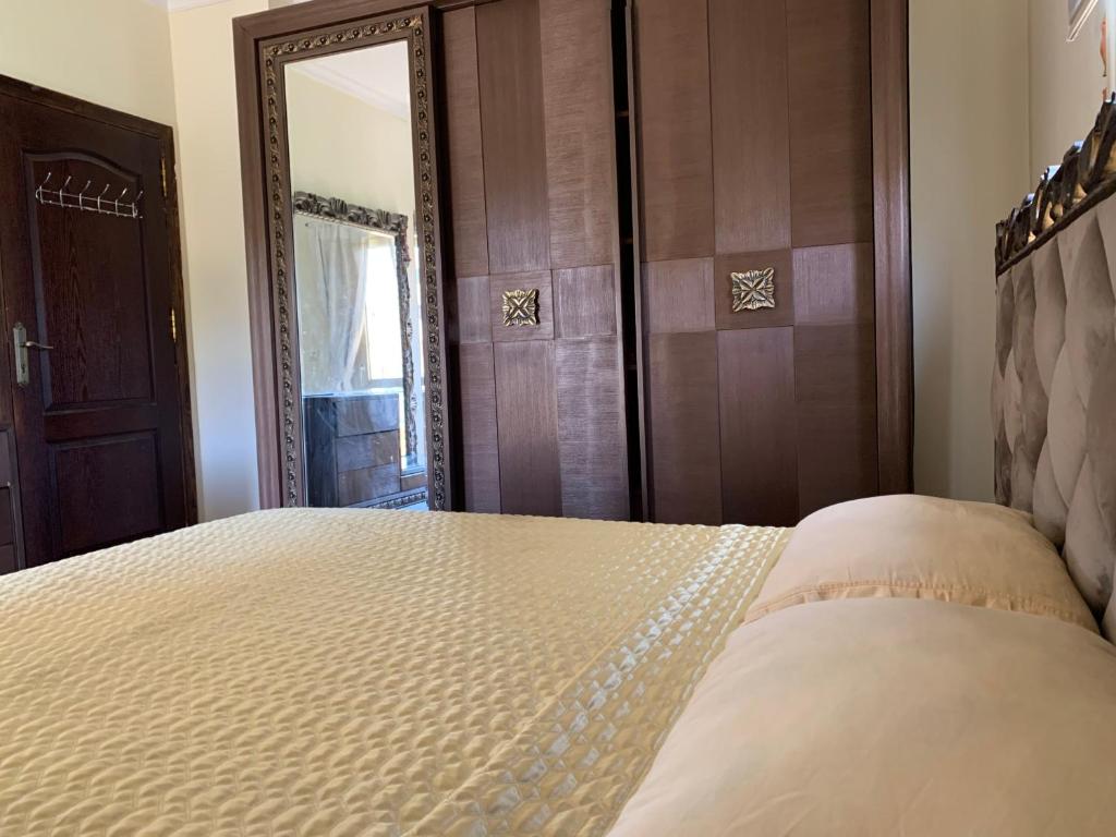 Postel nebo postele na pokoji v ubytování Modern downtown Sheikh Zayed Condo