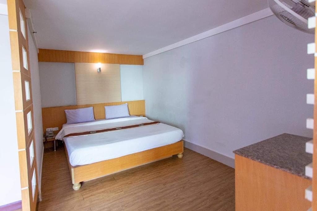 Postel nebo postele na pokoji v ubytování Satit Grand View Hotel