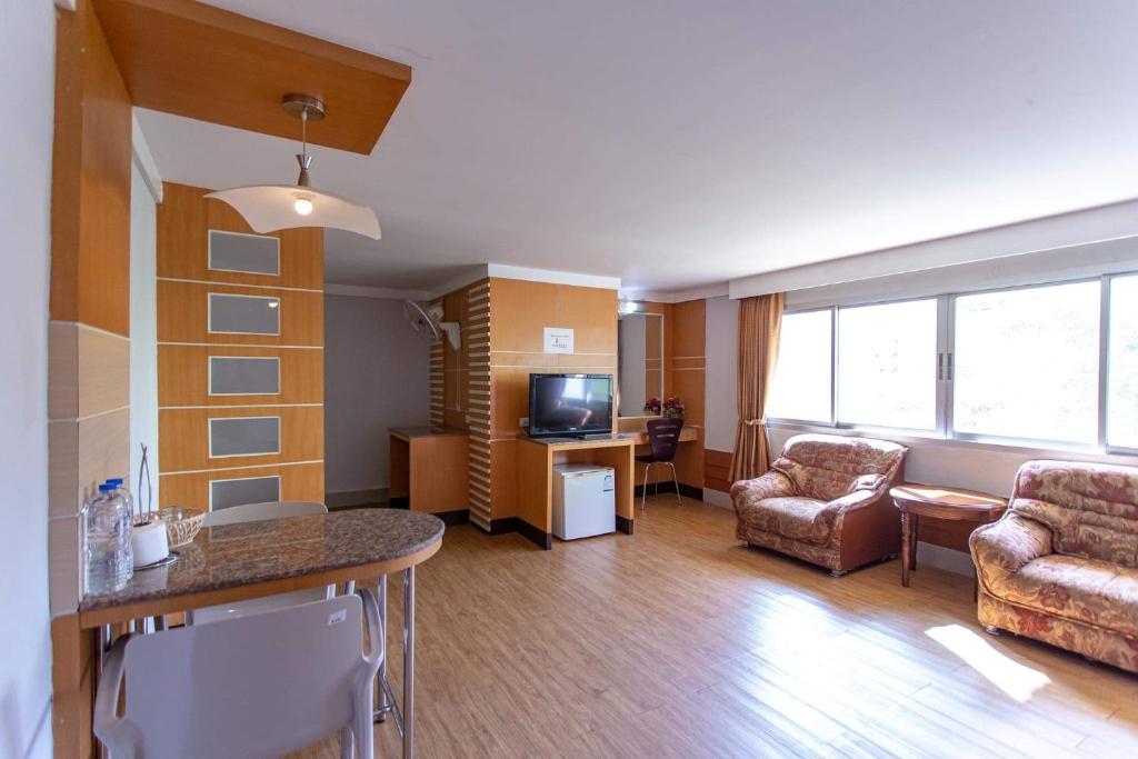 TV a/nebo společenská místnost v ubytování Satit Grand View Hotel