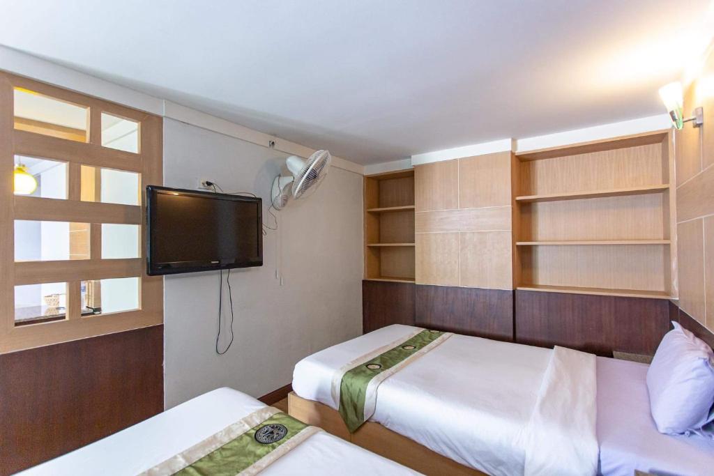 Postel nebo postele na pokoji v ubytování Satit Grand View Hotel