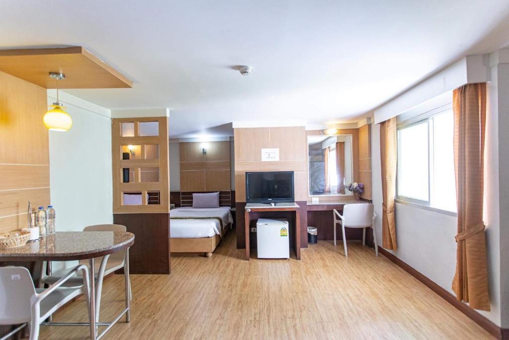 TV a/nebo společenská místnost v ubytování Satit Grand View Hotel