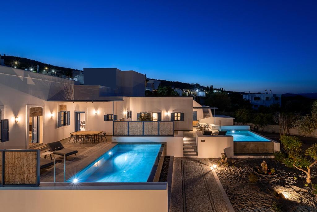 Bazén v ubytování Kalathos Square luxury suites nebo v jeho okolí