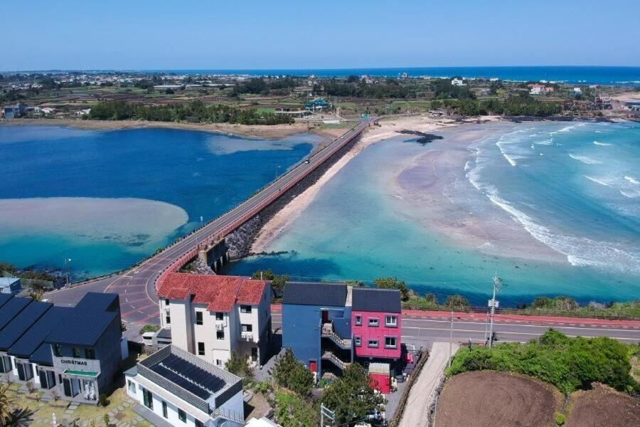 una vista aérea de una playa con casas y el océano en Jeju Gaviota Pension en Jeju