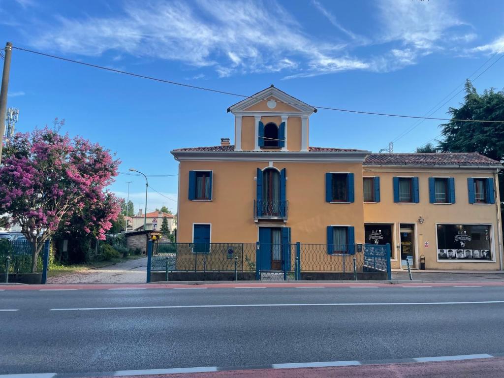 a yellow building on the side of a street at Villa Iside in Chirignago