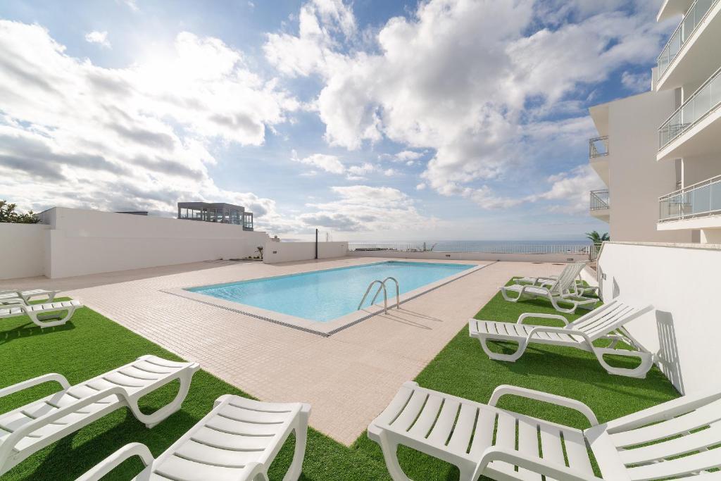 Bazén v ubytování 3 Bedroom Holiday Apartment with Sea View Terrace - Nazaré views SCH059 nebo v jeho okolí