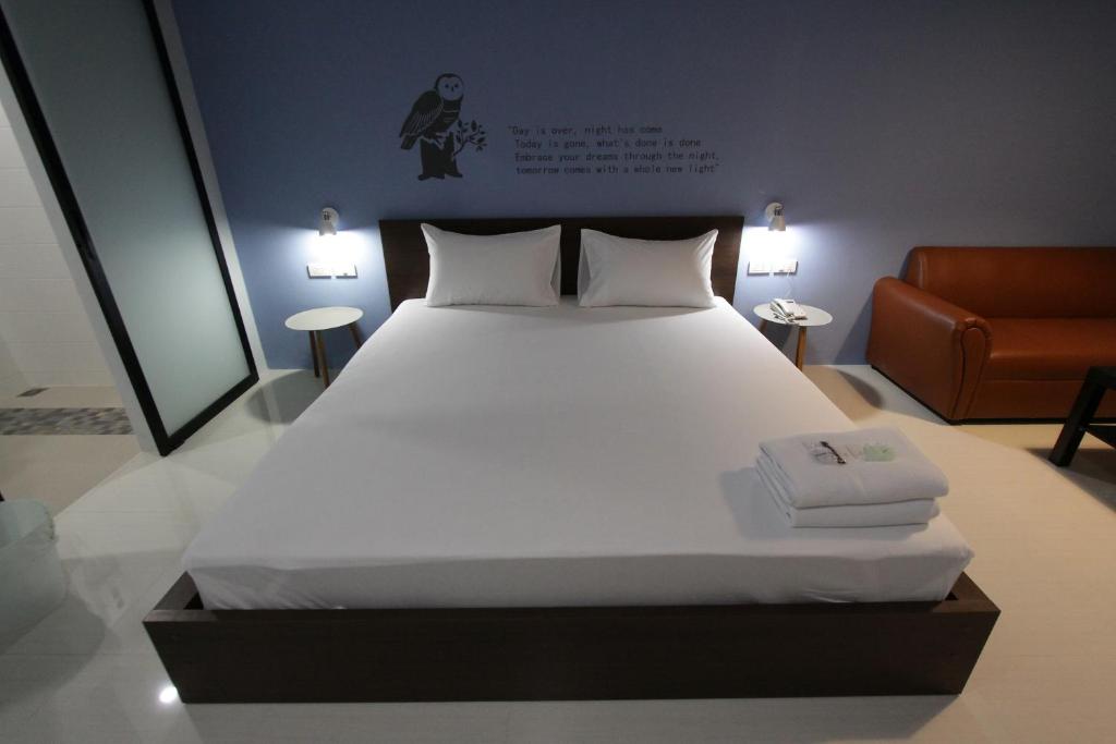 Postel nebo postele na pokoji v ubytování Eazy Motel B.a.n.g.n.a