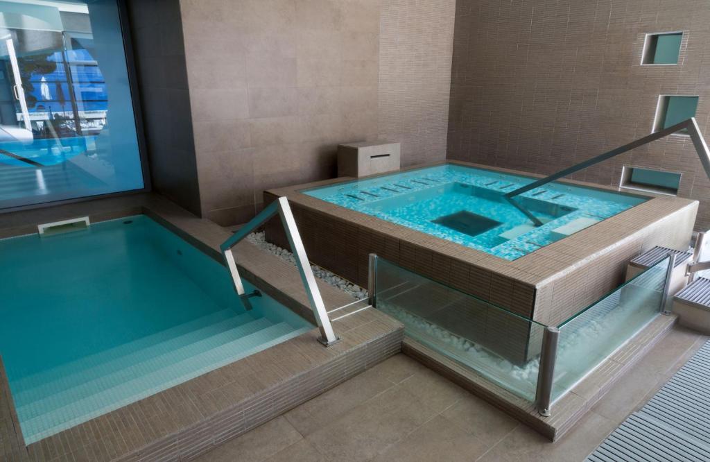 Bazén v ubytování Bluesun Hotel Soline nebo v jeho okolí