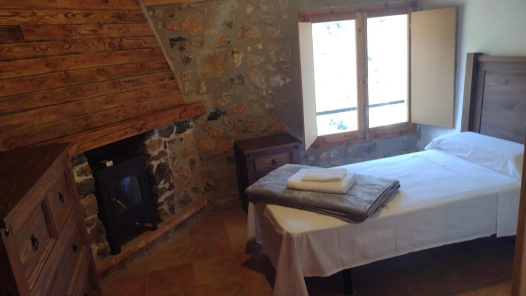 A bed or beds in a room at Casa Purujosa
