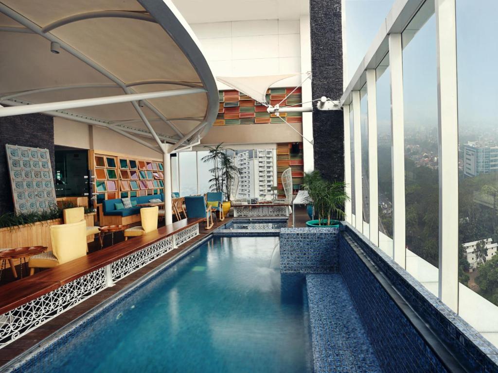Bazén v ubytování Mercure Jakarta Simatupang nebo v jeho okolí