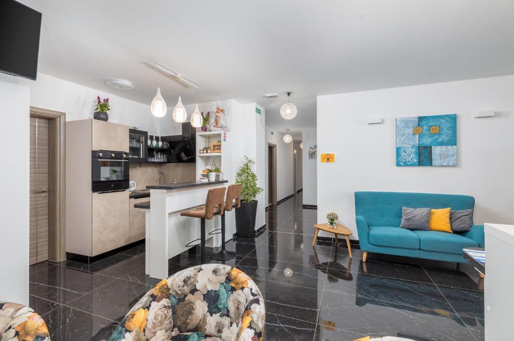 Marine Lux apartments - 13