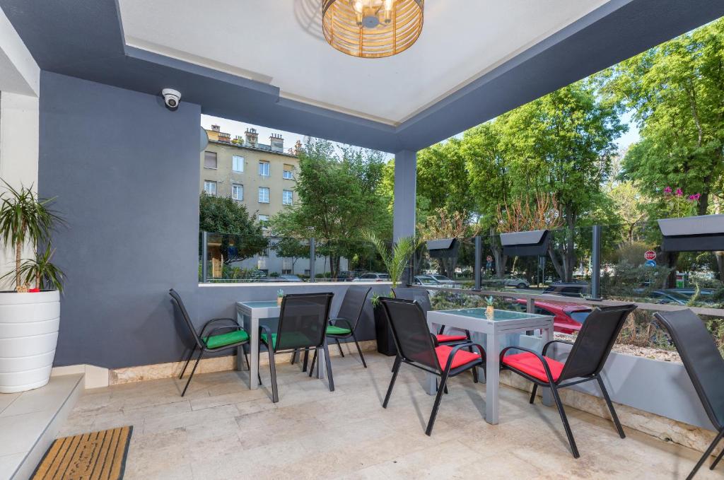 Marine Lux apartments - 9