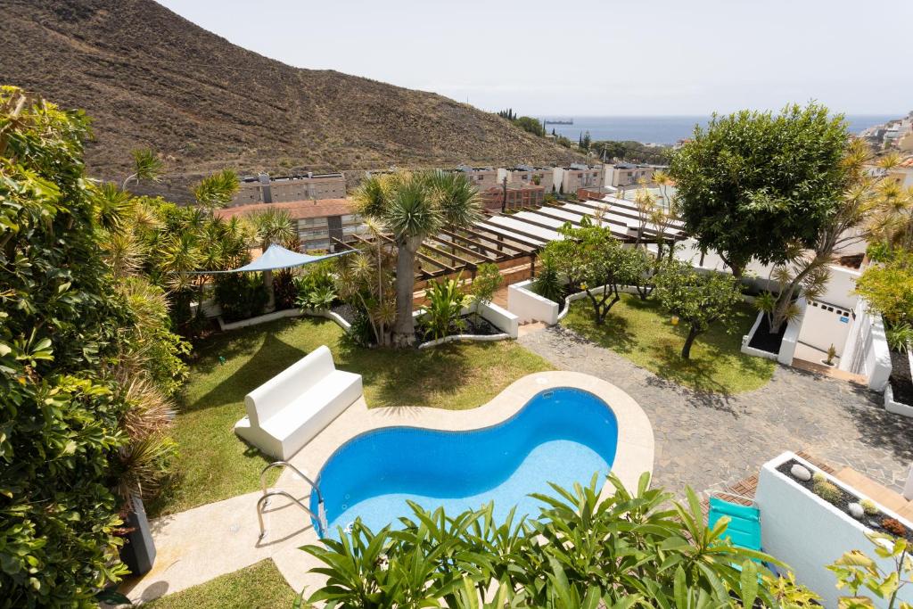 una vista aérea de una piscina en un patio con árboles en Home2Book Stunning Villa near Las Teresitas&Anaga en Santa Cruz de Tenerife